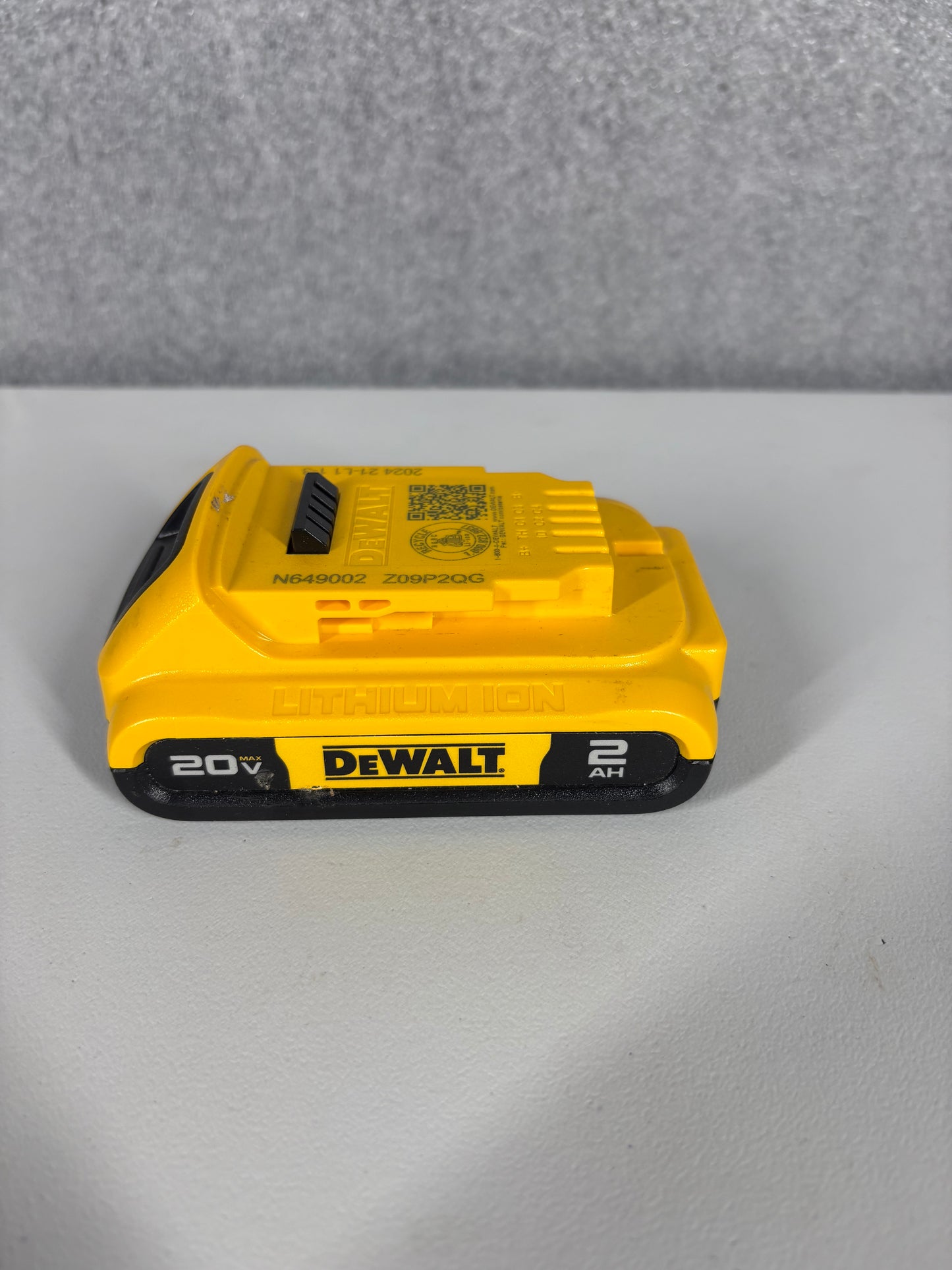 DEWALT 20V MAX Battery, Compact 2.0Ah (DCB203)