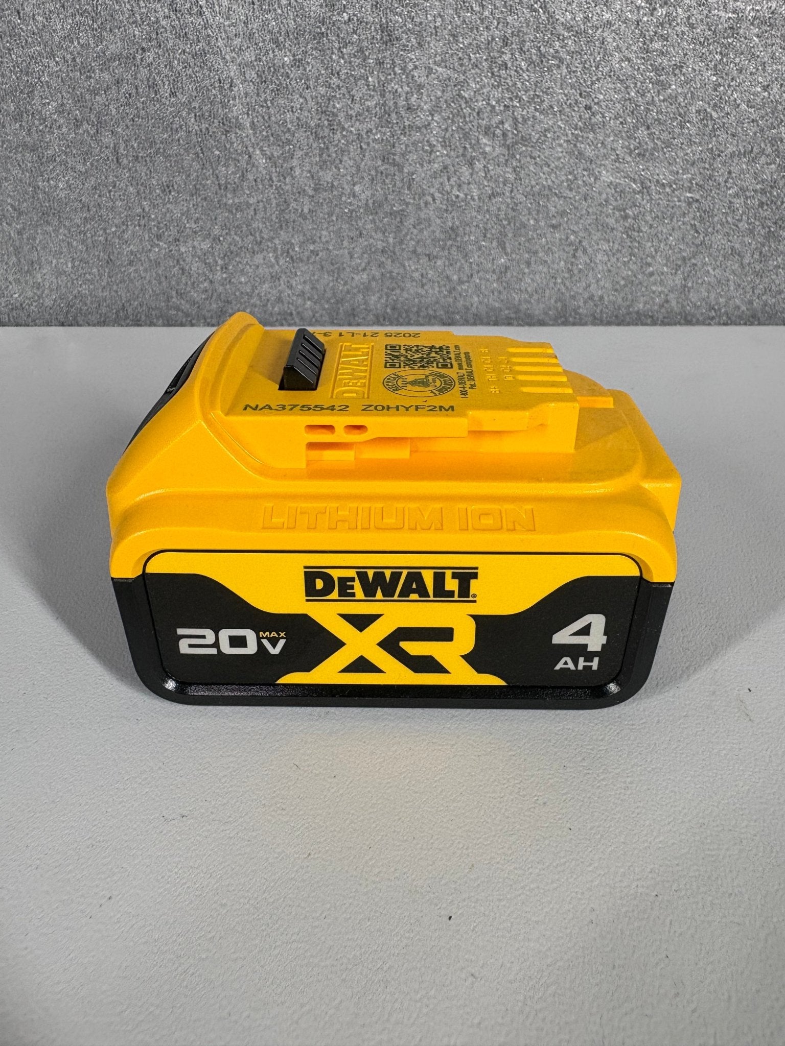 DEWALT 20V MAX Battery, Premium 4.0Ah (DCB204) - Pro Grade Tools